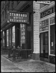 Letrero del Restaurante Standard Buffet, Cuarta Avenida entre las calles E. 31 y 32, Ciudad de Nueva York, 6 de febrero de 1917 de William Davis Hassler
