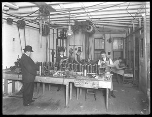Taller del sexto piso, Geyser Electric Water Heater Company, 42 Hudson Street, Nueva York, 31 de diciembre de 1914 de William Davis Hassler