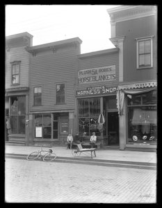 Tres niños no identificados fuera de la tienda de arneses de Fleming, posiblemente Cochranton, Pensilvania, c.1913