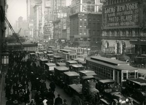 Times Square, lleno de coches, autobuses y gente, c.1917