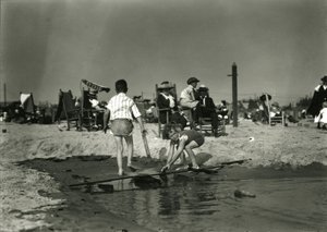 Dos niños juegan con restos de madera en aguas poco profundas, Coney Island, c.1910-21 de William Davis Hassler