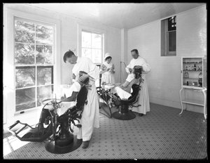 Dos pacientes siendo examinados, sala del dentista, Hospital Seton, Spuyten Duyvil, Bronx, 30 de octubre de 1914