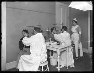 Dos pacientes siendo examinados, Sala de Exámenes #1, Hospital Seton, Spuyten Duyvil, Bronx, 30 de octubre de 1914 de William Davis Hassler
