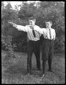 Dos niños no identificados posan apuntando pistolas, julio de 1915 de William Davis Hassler