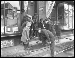 Niños no identificados jugando a los dados en un escalón, Ciudad de Nueva York, 30 de mayo de 1915