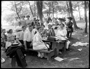 Retrato informal no identificado en un picnic, c.1910