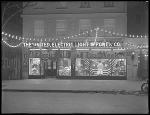 Tienda de la United Electric Light and Power Company decorada para la 