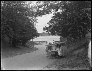 Vista del camino que lleva al agua, 86th Street Park lane al East River, Ciudad de Nueva York, 31 de julio de 1914
