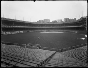 Vista de los terrenos de polo desde las gradas hacia el campo y la tribuna, Nueva York, 3 de julio de 1914