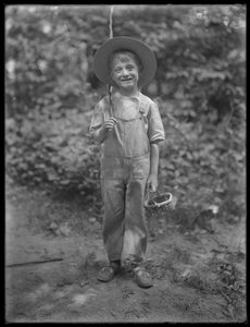 William Gray Hassler con sombrero de paja y overol, llevando una caña de pescar y una cesta en el bosque, 20 de agosto de 1911 de William Davis Hassler
