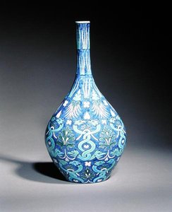 Gran jarrón con decoración persa de serpientes entrelazadas y motivos de hojas de William de Morgan