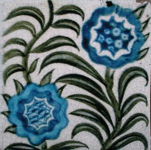 Azulejo con flores estilizadas de William de Morgan