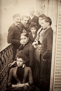 La familia Claudel, Jessie Lipscomb, Ferdinand de Massary y su padre en el balcón del apartamento del 31 boulevard de Port Royal. (En primer plano: Louise (n. 1866), detrás, Madame Claudel (n. Louise Athanaise Brains en 1840) y Camille (1864-