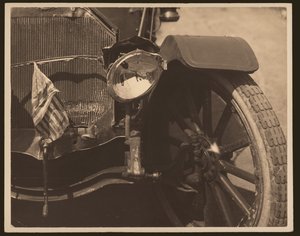 Primer plano de un faro y una parrilla dañados en un automóvil de William G. Swekosky