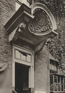 Puerta, La Casa Solariega, Bermondsey, Londres (foto en b/n) de William Galsworthy Davie