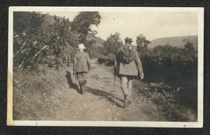 Ralph Vaughan Williams y Gustav Holst caminando por Malvern Hills, septiembre de 1921 (fotografía en B/N)