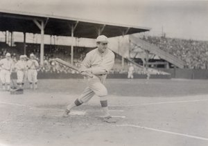Mike Donlin, jardinero de los Pittsburgh Pirates, practicando un swing