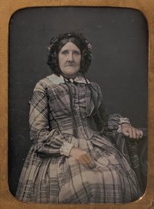Mujer anciana sentada con vestido a cuadros y gorro, 1854-60 de William Hardy Kent