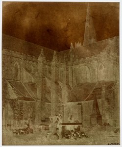 Dos hombres posan en el cementerio de la Catedral de San Patricio, Dublín (Paper Negative-Camera) de William Henry Fox Talbot