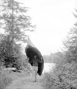 Transportando canoa en las Montañas Adirondack de William Henry Jackson