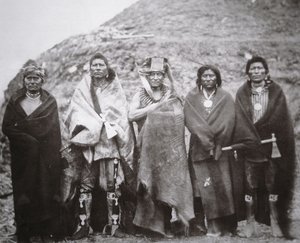Pueblo Pawnee frente a una cabaña tribal de tierra, c.1869