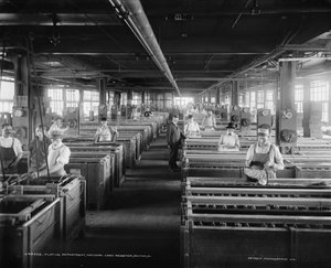 Trabajadores en el Departamento de Galvanoplastia, National Cash Register Company, Dayton, Ohio, EE.UU., c.1902 de William Henry Jackson
