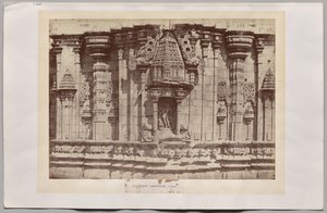 Kirwuttee, un templo, India de William Henry Pigou