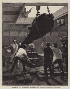 Armamento del HMS Northampton en el astillero de Chatham, bajando un cañón de 18 toneladas en la batería