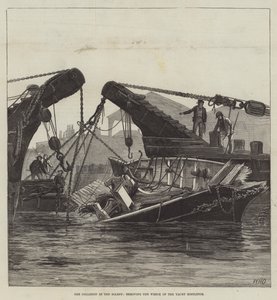 La colisión en el Solent, removiendo los restos del yate Mistletoe