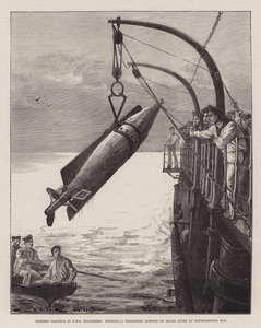 Práctica de torpedos del HMS Thunderer, izando un torpedo Whitehead a bordo después de una carrera experimental