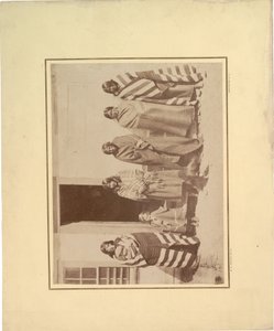 Grupo de cinco mujeres nativas americanas con niña y bebé, 1871 de William Hicks Jackson