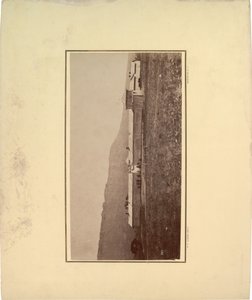 Vista de una empalizada con varios hombres reunidos en la puerta de entrada, 1871