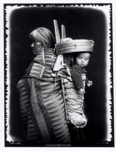 Mujer navajo llevando un bebé en su espalda, c.1914