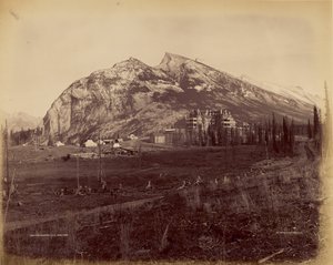 Twin Peaks y C.P.R. Hotel, Banff de William McFarlane Notman