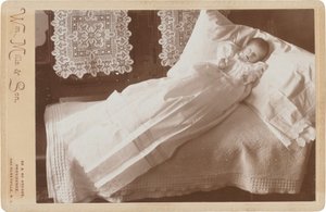 Post-Mortem Baby on Bed,1880s-1890s (foto) de William Mills & Son