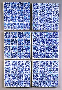 Siete azulejos cuadrados azules 