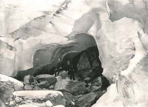 Las Rocosas: cueva de hielo en el Gran Glaciar, Monte Sir Donald, Canadá, 1895 de William Notman and Son