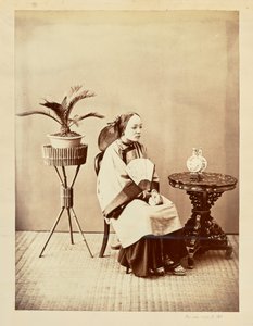 [Retrato de estudio de una joven sentada que sostiene un abanico] de William Saunders