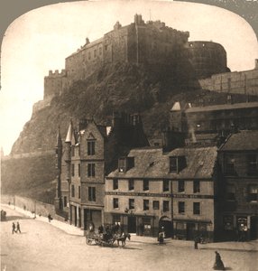 Castillo de Edimburgo desde Grasmarket, Escocia de Works and Sun Sculpture Studios
