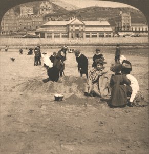 En la playa de Llandudno, Gales, 1894 de Works and Sun Sculpture Studios