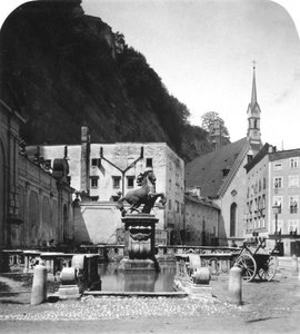 El pozo de caballos Pferdeschwemme, Salzburgo, Austria, c1900s de Wurthle and Sons