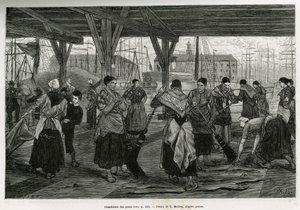 Desalación de las pieles, por mujeres raspando los restos de las bestias estiradas bajo las estructuras de los salones del puerto de Amberes. Grabado por X.Mellery, para ilustrar la historia de Bélgica, por Camille Lemonnier, publicado en el Tour du monde,