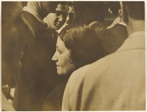 [Mujer entre la multitud]. de Yasuo Kuniyoshi