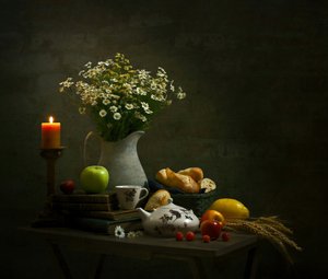 Naturaleza muerta rústica a la luz de las velas de Yinan F.