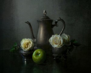 Tetera de plata con rosas blancas