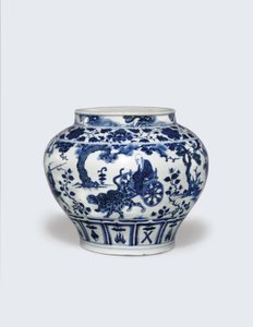 Un jarrón azul y blanco excepcionalmente raro e importante, Guan de Yuan Dynasty Chinese School