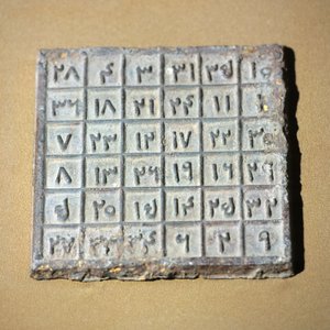 Mesa mágica que representa figuras de la dinastía Yuan