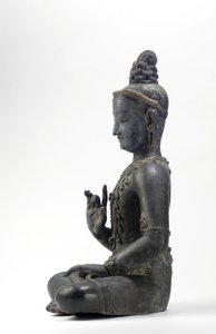 Bodhisattva de estilo nepalés-chino (laca, tela, trazas de pintura azul, dorada y verde y hoja de oro)