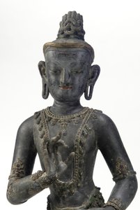 Bodhisattva de estilo nepalés-chino (laca, tela, trazas de pintura azul, dorada y verde y hoja de oro)