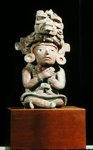Urna funeraria en forma de la diosa zapoteca de 